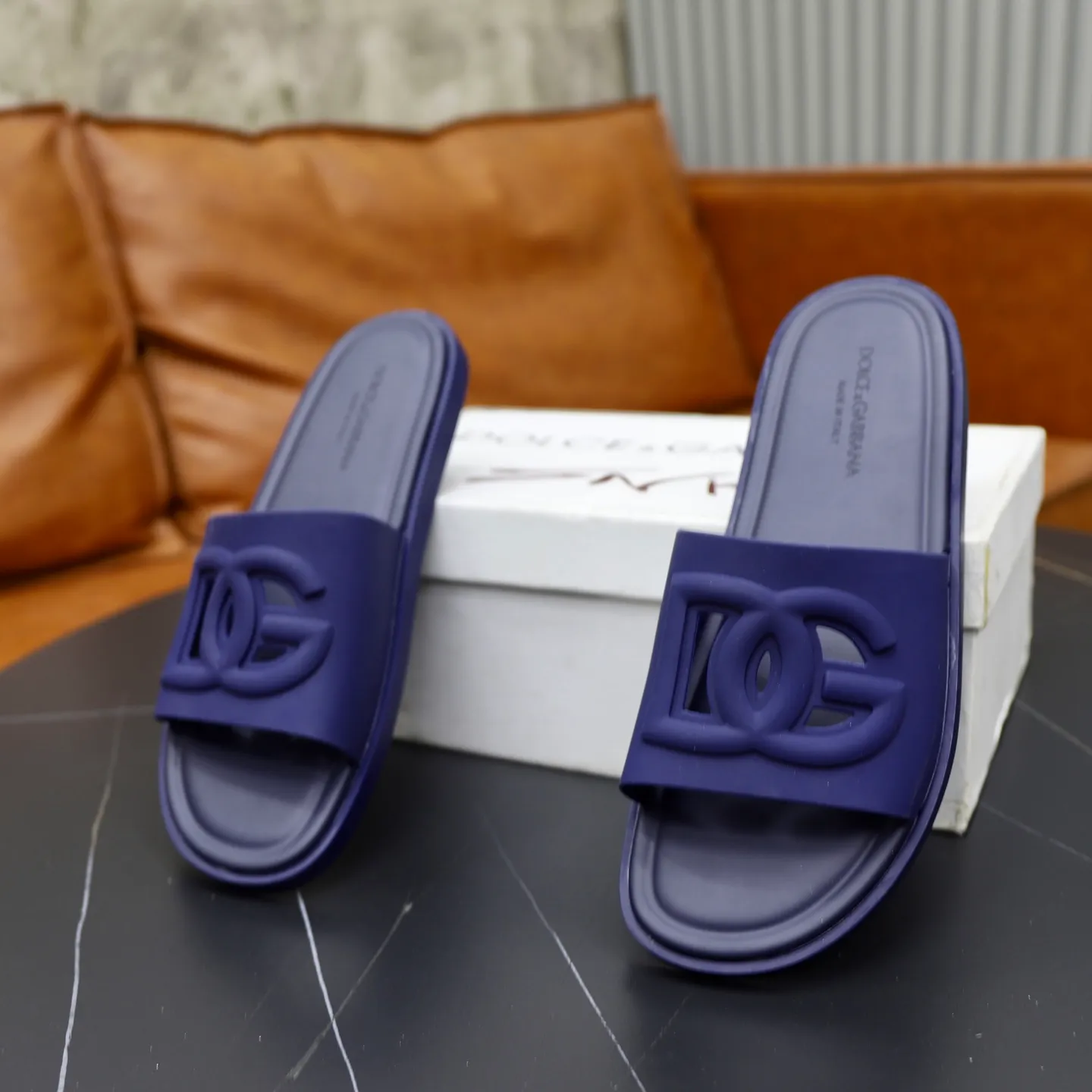 Ex-factory price: 340💰🙅‍♂️🙅‍♂️🙅‍♂️ Brand: DG Standard code: 38-44 (45 customized) Grade: Same as the official website Material: Original leather design Original lightweight wear-resistant molded outsole Style category: Men's fashion sandals Distinguished luxury brand elements Top luxury Color: Actual picture color
